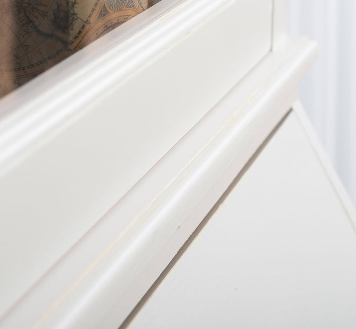 Détail moulure et finition en pin massif blanc du secrétaire à abattant GS116BAS/SUP.

