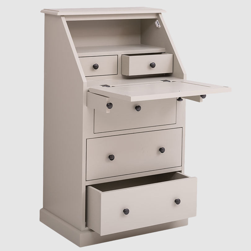 Secrétaire à abattant en pin massif avec surface d’écriture ouverte et tiroirs intérieurs.
