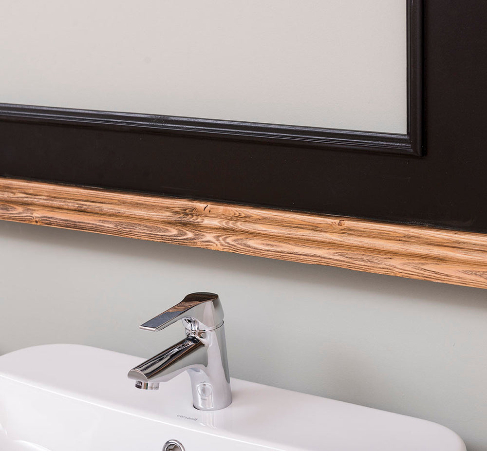 Tablette basse en pin massif naturel du miroir noir au-dessus d'un lavabo blanc