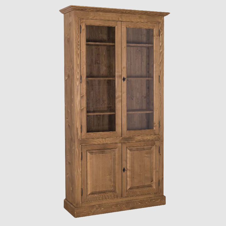 Vitrine en bois naturel avec deux portes vitrées en partie haute et deux portes pleines en partie basse, présentée fermée, vue de face sur fond clair.