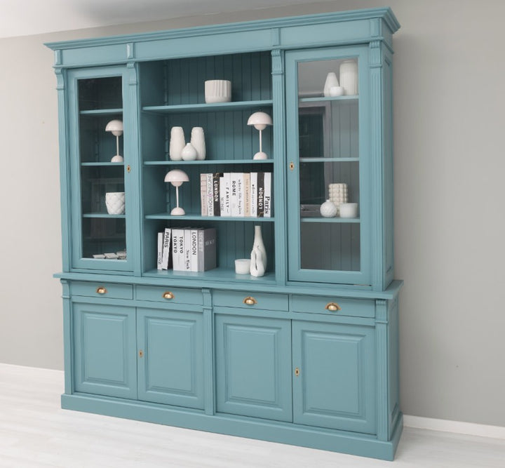Bibliothèque en pin massif style Directoire bleue avec étagères ouvertes centrales, vue de trois-quarts