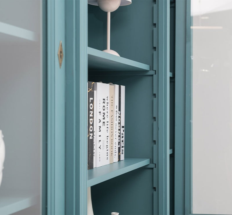 Détail des étagères bleues à l’intérieur d’une bibliothèque en pin massif style Directoire