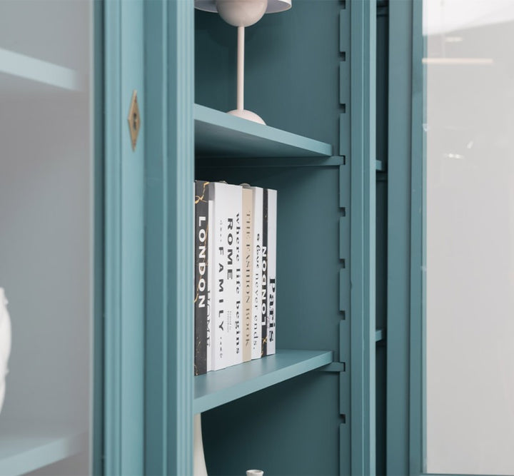 Détail des étagères bleues à l’intérieur d’une bibliothèque en pin massif style Directoire