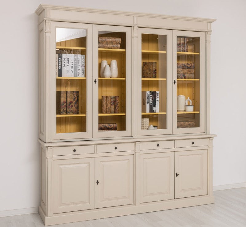 Vue frontale d’une bibliothèque en pin massif style Directoire claire avec portes vitrées fermées et intérieur jaune