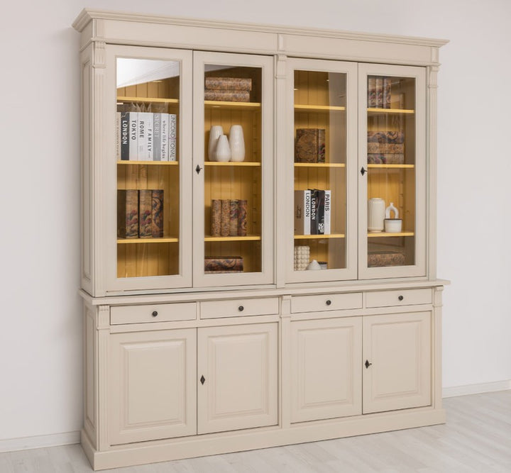 Vue frontale d’une bibliothèque en pin massif style Directoire claire avec portes vitrées fermées et intérieur jaune