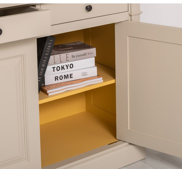 Détail du rangement bas ouvert d’une bibliothèque en pin massif style Directoire avec étagère jaune
