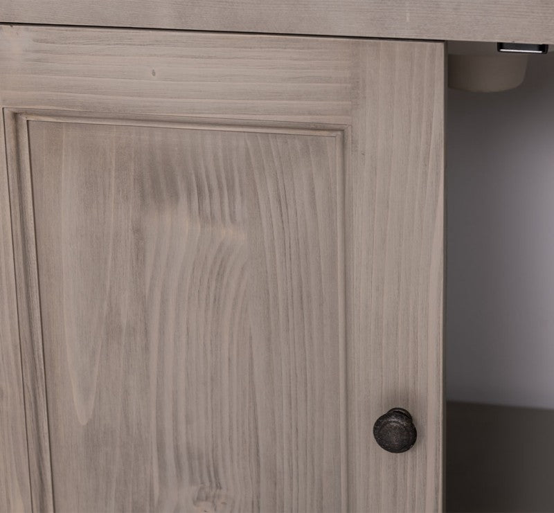 Détail de la porte et de la finition bois d’un meuble de salle de bain en pin massif