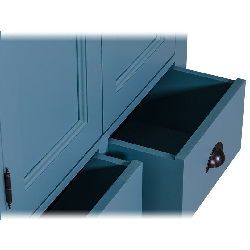 Détail du tiroir et de la poignée d’un meuble de salle de bain en pin massif