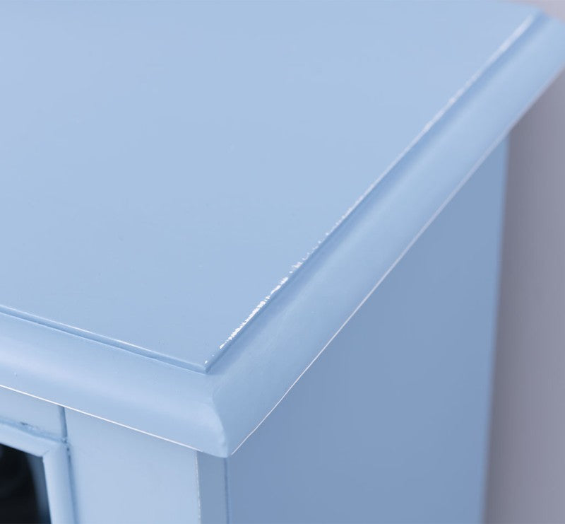 Détail de la finition peinture bleue d’une bibliothèque en pin massif