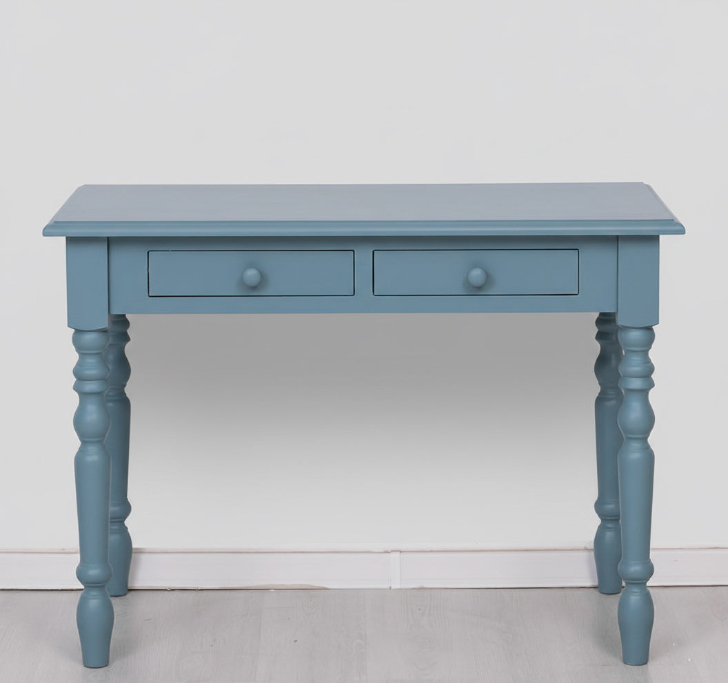 Bureau d’écriture en pin massif avec 2 tiroirs et pieds tournés, largeur 109 cm.
