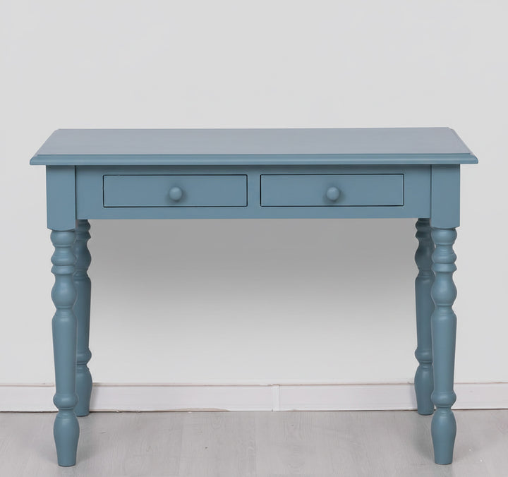 Bureau d’écriture en pin massif avec 2 tiroirs et pieds tournés, largeur 109 cm.
