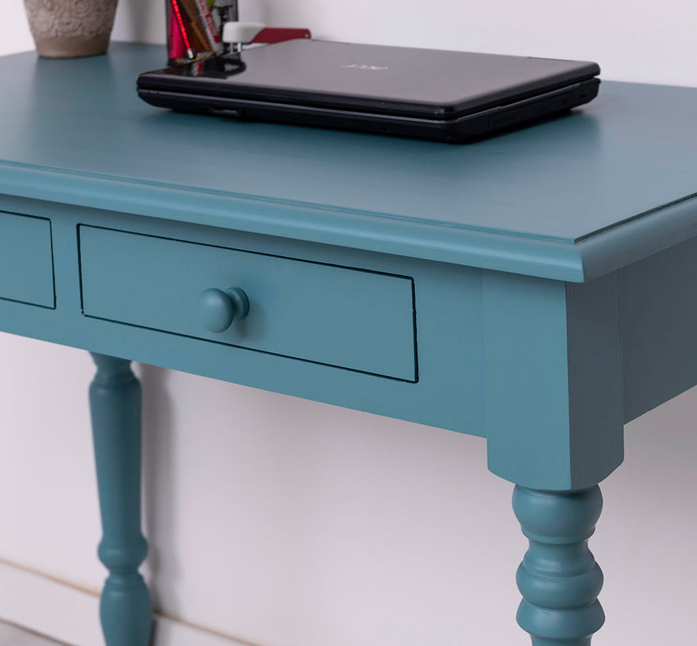 Détail d’un tiroir en ceinture du bureau d’écriture en pin massif GS200.
