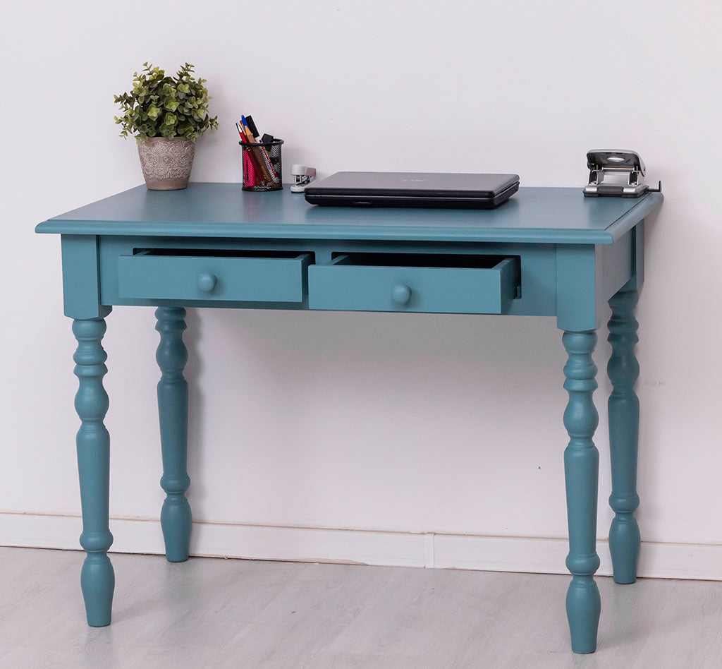 Bureau d’écriture en pin massif avec tiroirs ouverts et pieds tournés, largeur 109 cm.
