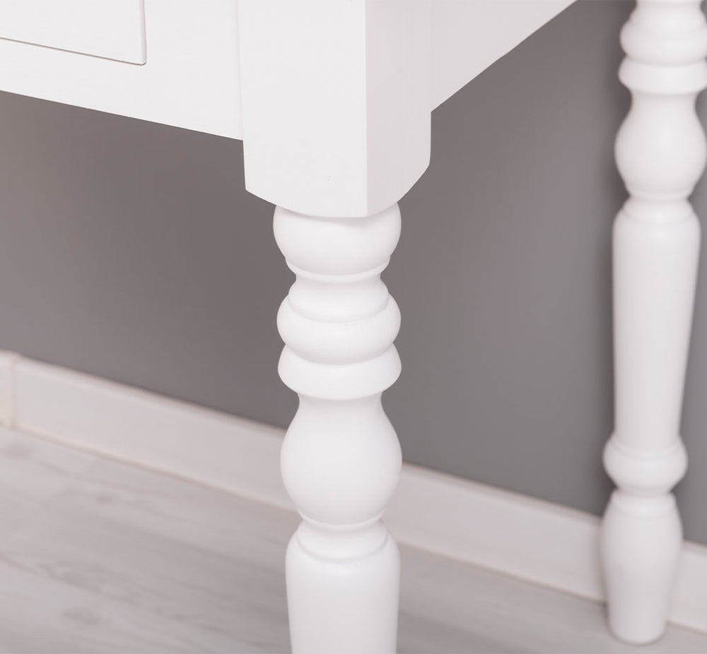 Détail d’un pied tourné du bureau bonheur du jour en pin massif.
