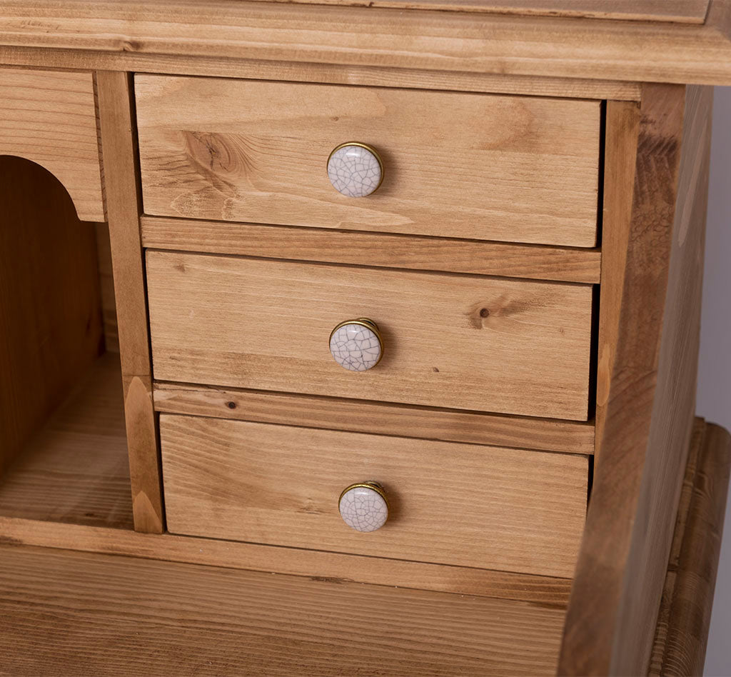 Détail des tiroirs supérieurs du bureau bonheur du jour en pin massif.
