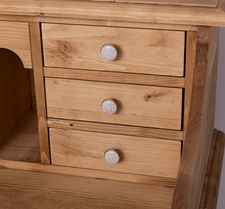 Détail des tiroirs supérieurs du bureau bonheur du jour en pin massif.
