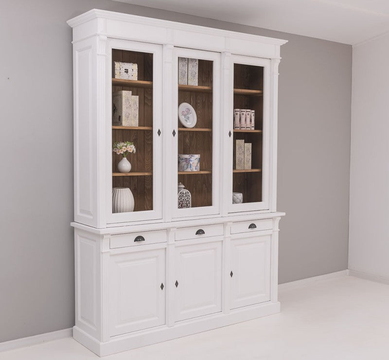 Bibliothèque en pin massif style Directoire blanche avec trois portes vitrées, vue de trois-quarts