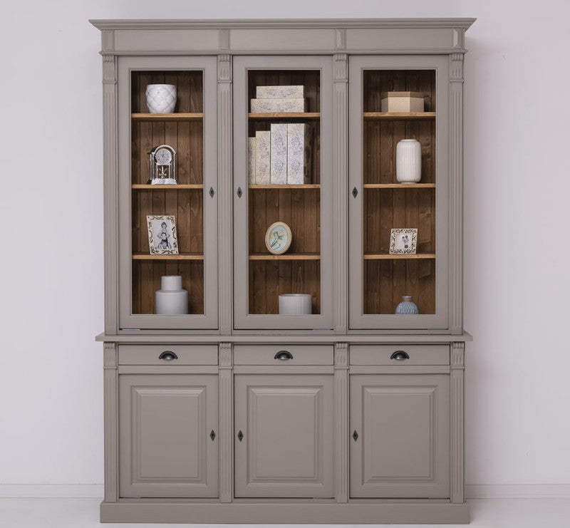 Vue frontale d’une bibliothèque en pin massif style Directoire avec portes vitrées et rangements bas