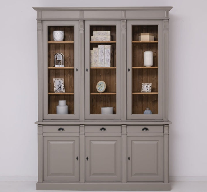 Vue frontale d’une bibliothèque en pin massif style Directoire avec portes vitrées et rangements bas