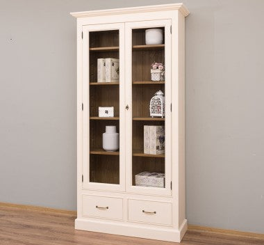 Vitrine en pin massif GS359 avec portes vitrées et deux tiroirs, vue trois-quarts