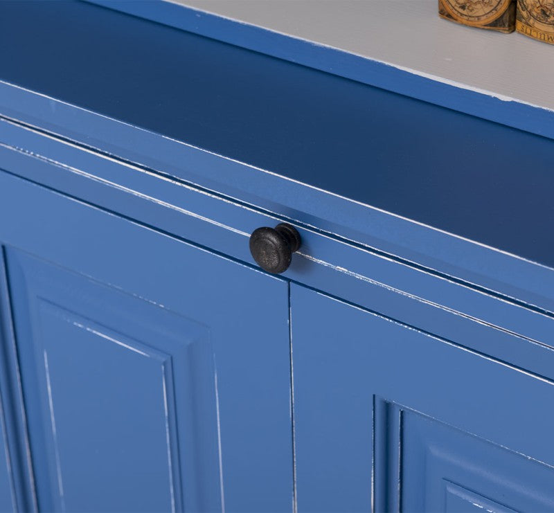 Détail du bouton et des portes pleines en partie basse d’une bibliothèque en pin massif