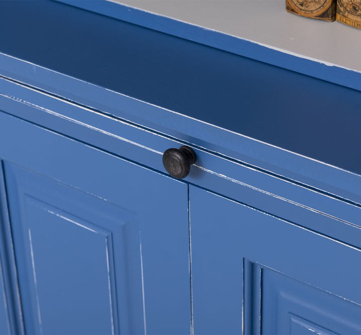 Détail du bouton et des portes pleines en partie basse d’une bibliothèque en pin massif