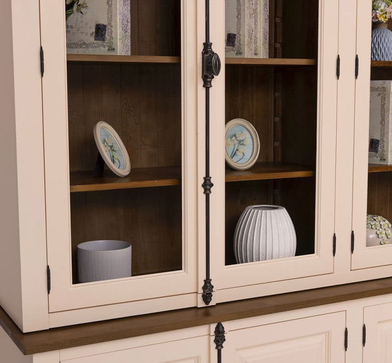 Détail intérieur d’une vitrine en pin massif avec portes vitrées et étagères