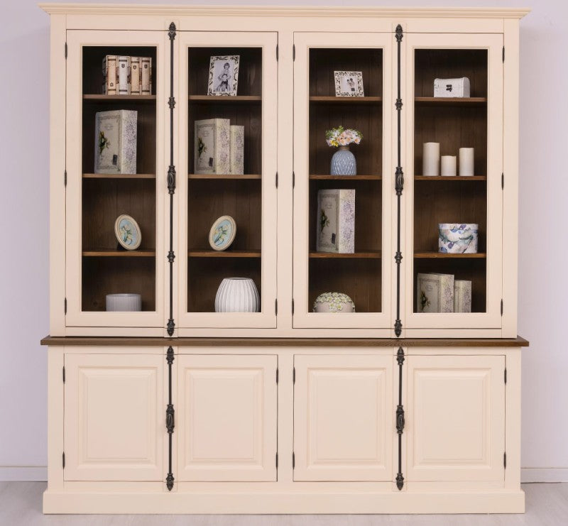 Intérieur de la partie haute d’une vitrine en pin massif avec quatre portes vitrées et étagères visibles