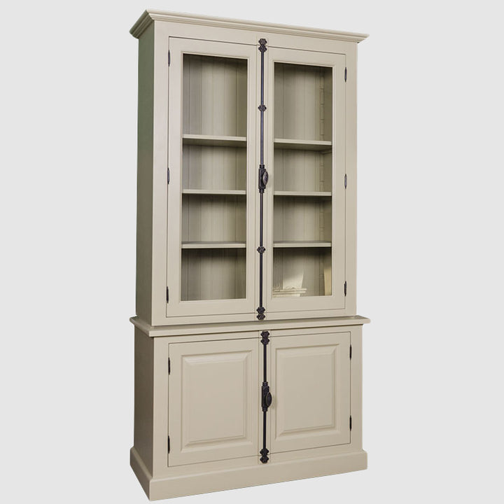 Vitrine en pin massif avec deux portes vitrées en partie haute et portes pleines en partie basse vue de face