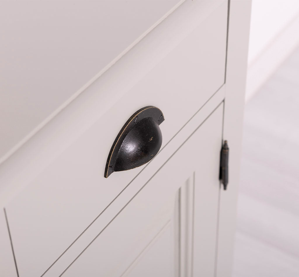 Buffet en pin massif avec 3 portes et 3 tiroirs.