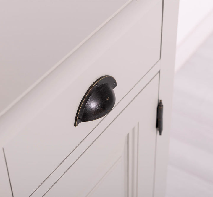 Buffet en pin massif avec 3 portes et 3 tiroirs.