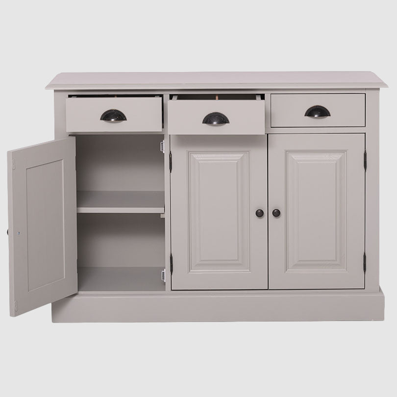 Buffet en pin massif avec 3 portes et 3 tiroirs.