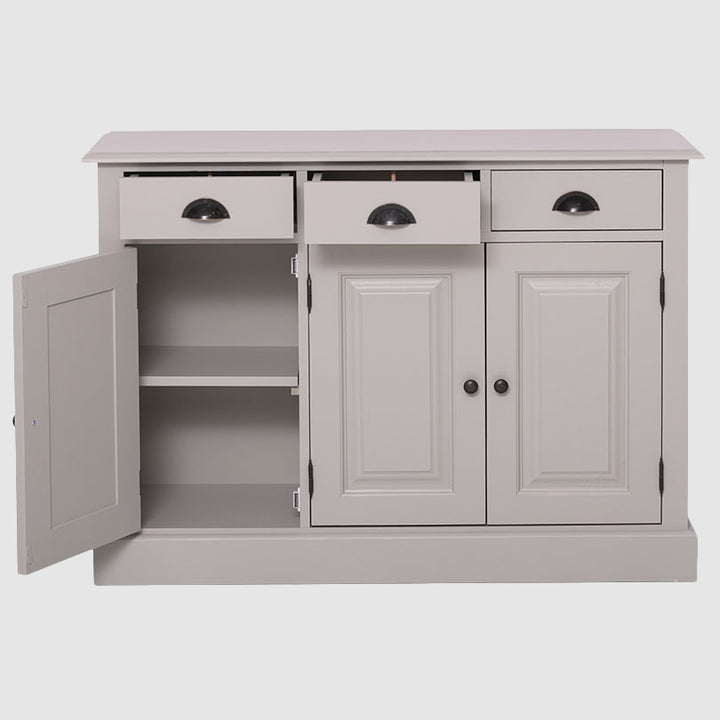 Buffet en pin massif avec 3 portes et 3 tiroirs.