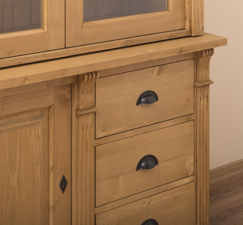 Détail des étagères d’une vitrine en pin massif style Directoire