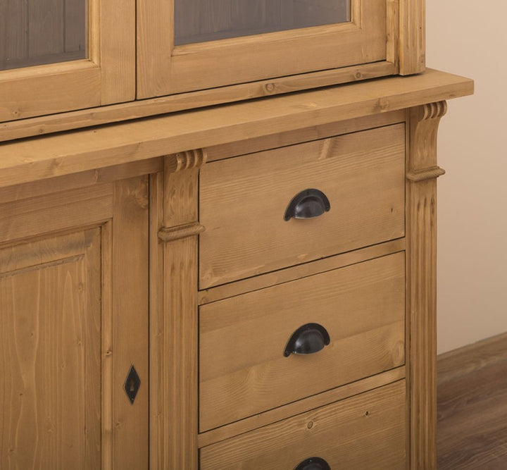 Détail des étagères d’une vitrine en pin massif style Directoire