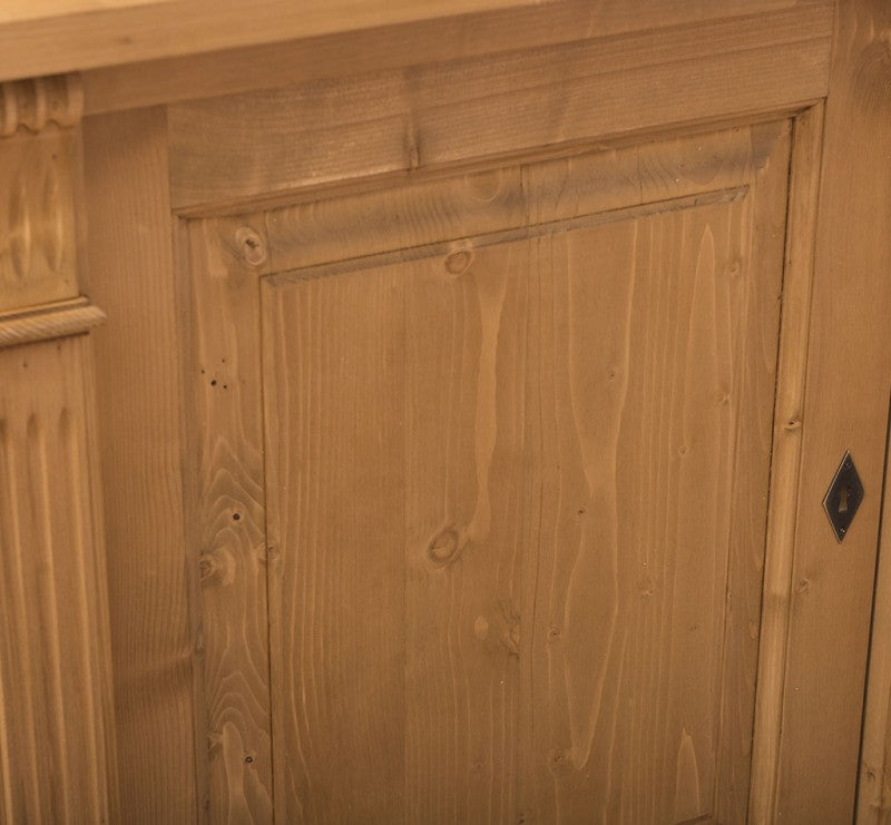 Intérieur d’une vitrine en pin massif style Directoire avec étagères