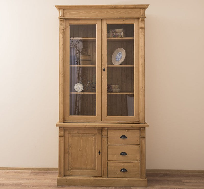 Vitrine en pin massif style Directoire vue de face avec portes vitrées