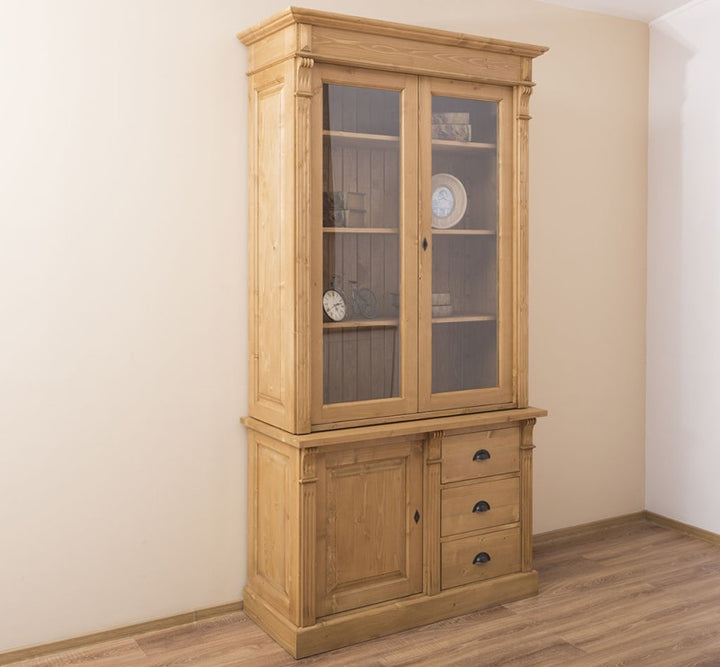 Vitrine en pin massif style Directoire vue de trois quarts
