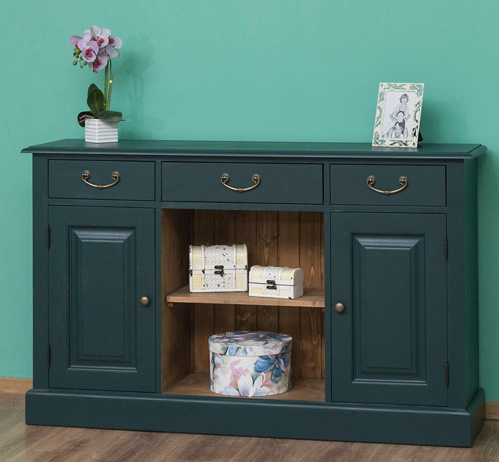 Buffet en pin massif avec 2 portes et 3 tiroirs.