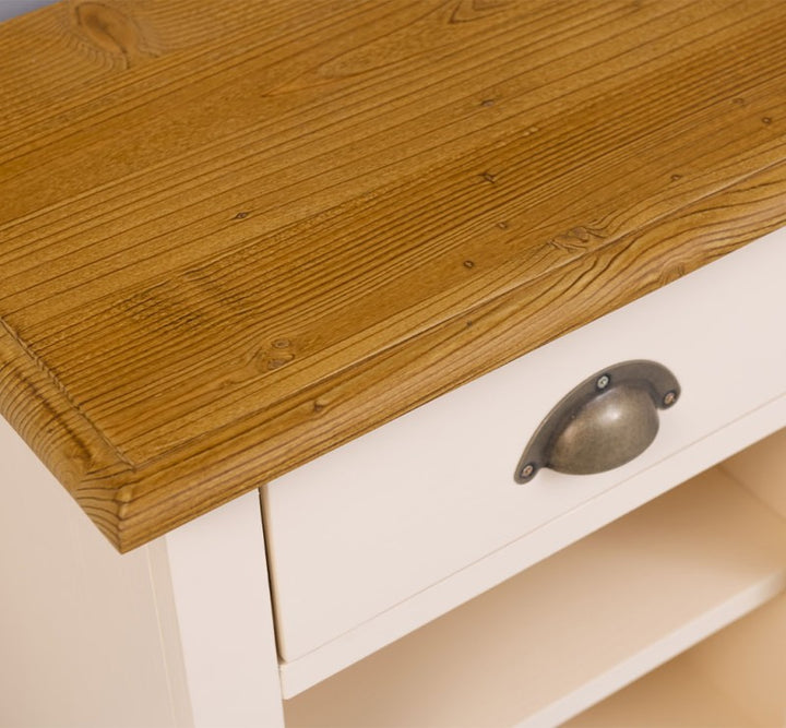 Chevet en pin massif avec plateau en pin, tiroir et poignée en métal, vue en détail du plateau