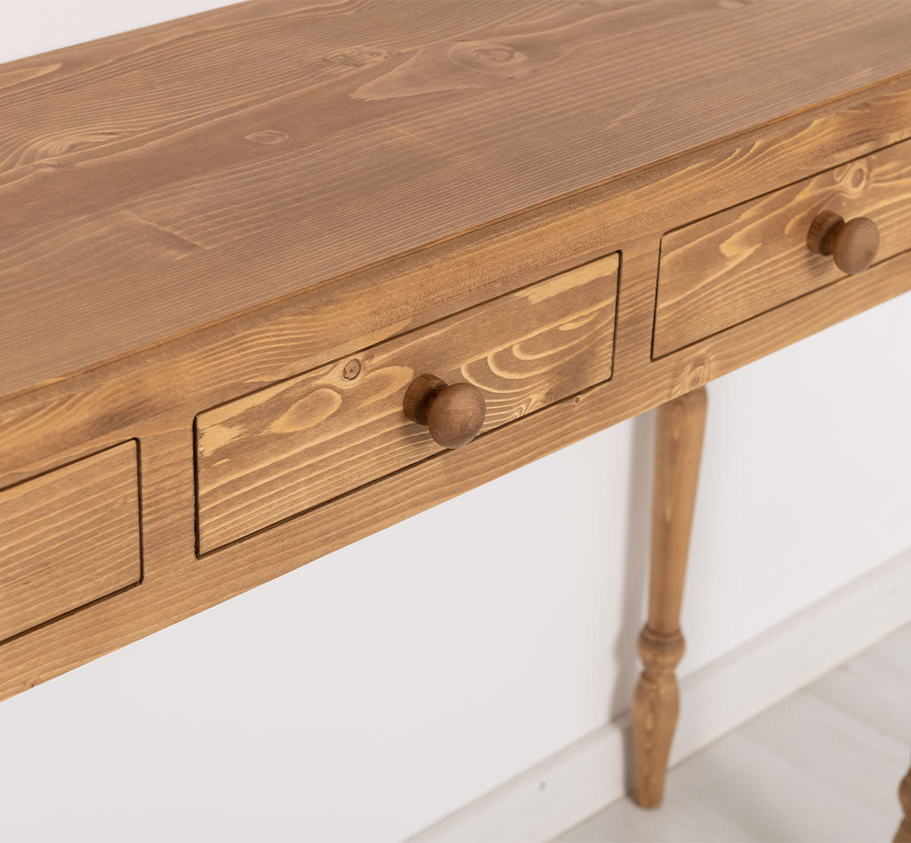 Console en pin massif avec 3 tiroirs.