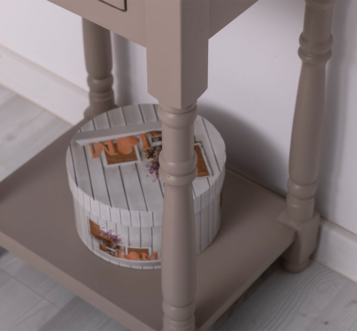 Détail pieds tournés console en pin massif.