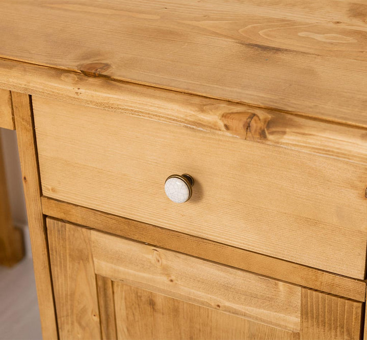 Bureau en pin massif avec 1 tiroir et 1 porte.