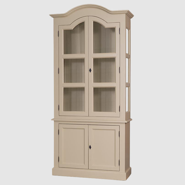 Vitrine avec deux portes vitrées en partie haute et deux portes pleines en partie basse, présentée fermée, vue de face sur fond clair.