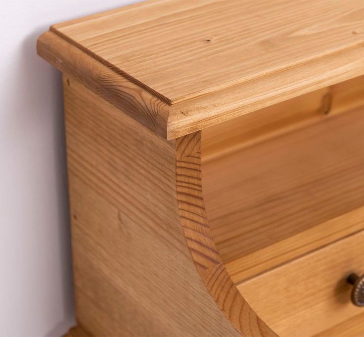 Détail du plateau en pin massif du bureau 65 cm.
