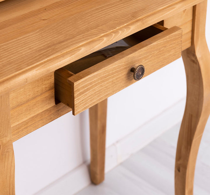 Détail tiroir du bureau en pin massif, largeur 65 cm.
