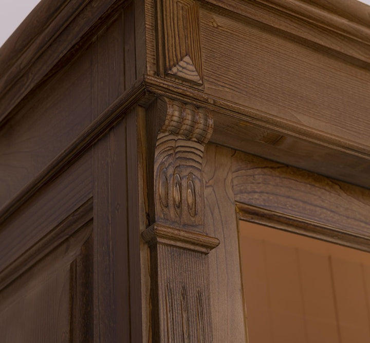 Détail des moulures et de l’angle d’une vitrine en pin massif style Directoire