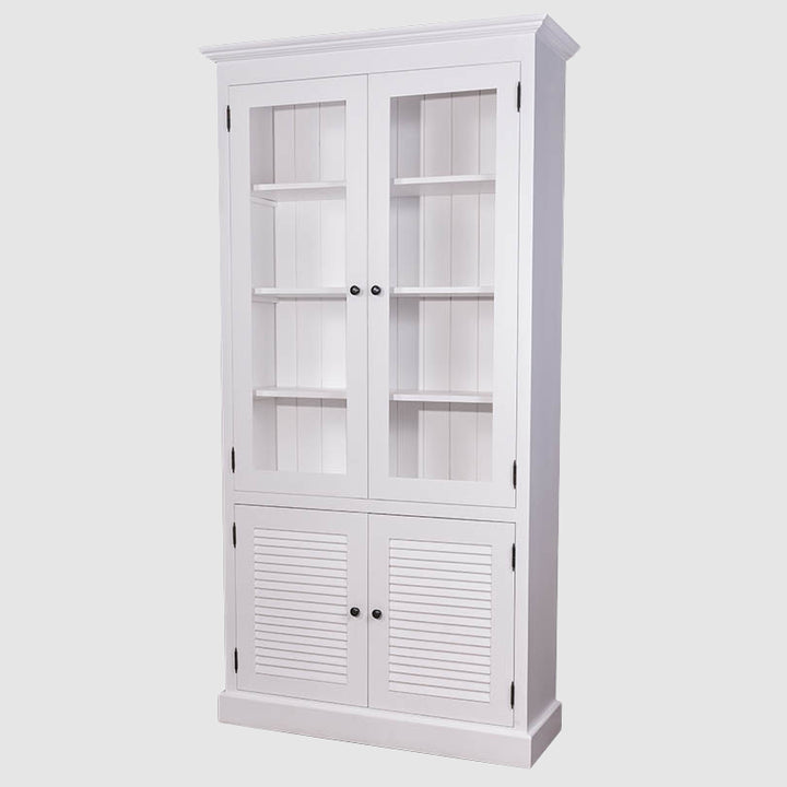 Vitrine en bois peinte en blanc avec deux portes vitrées en partie haute et deux portes pleines à lames horizontales en partie basse, présentée sur fond neutre.