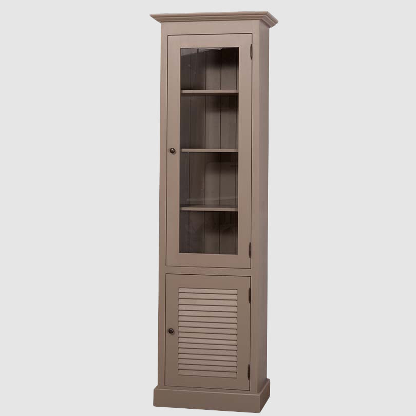 Vitrine colonne étroite en bois peint de teinte taupe, avec une porte vitrée en partie haute laissant voir des étagères intérieures et une porte pleine à lames horizontales en partie basse, présentée sur fond neutre.