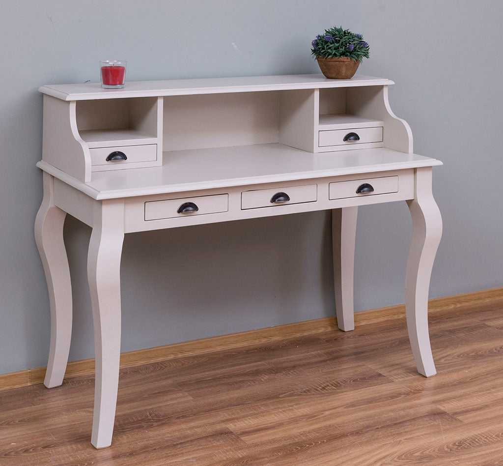 Vue de face du bureau en pin massif avec 5 tiroirs et 2 niches ouvertes, 130 cm.
